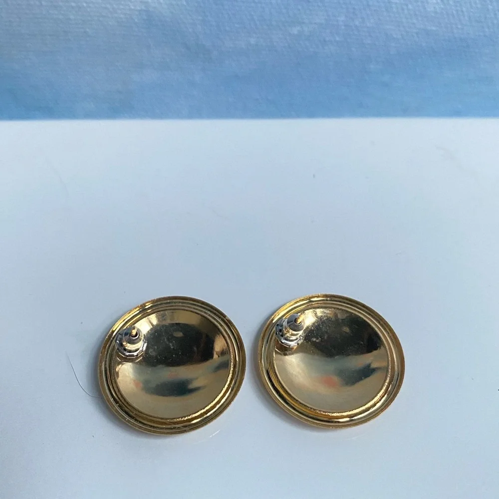 Vintage 80s Gold Tone & Peach Pearl Powder Round Stud Enamel Earrings